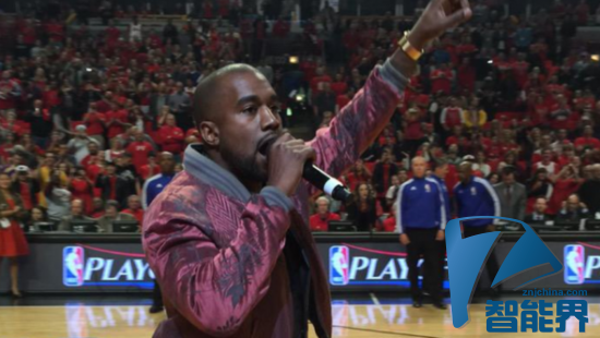 Kanye West 佩戴純金鏈?zhǔn)奖韼КF(xiàn)身 NBA 賽場