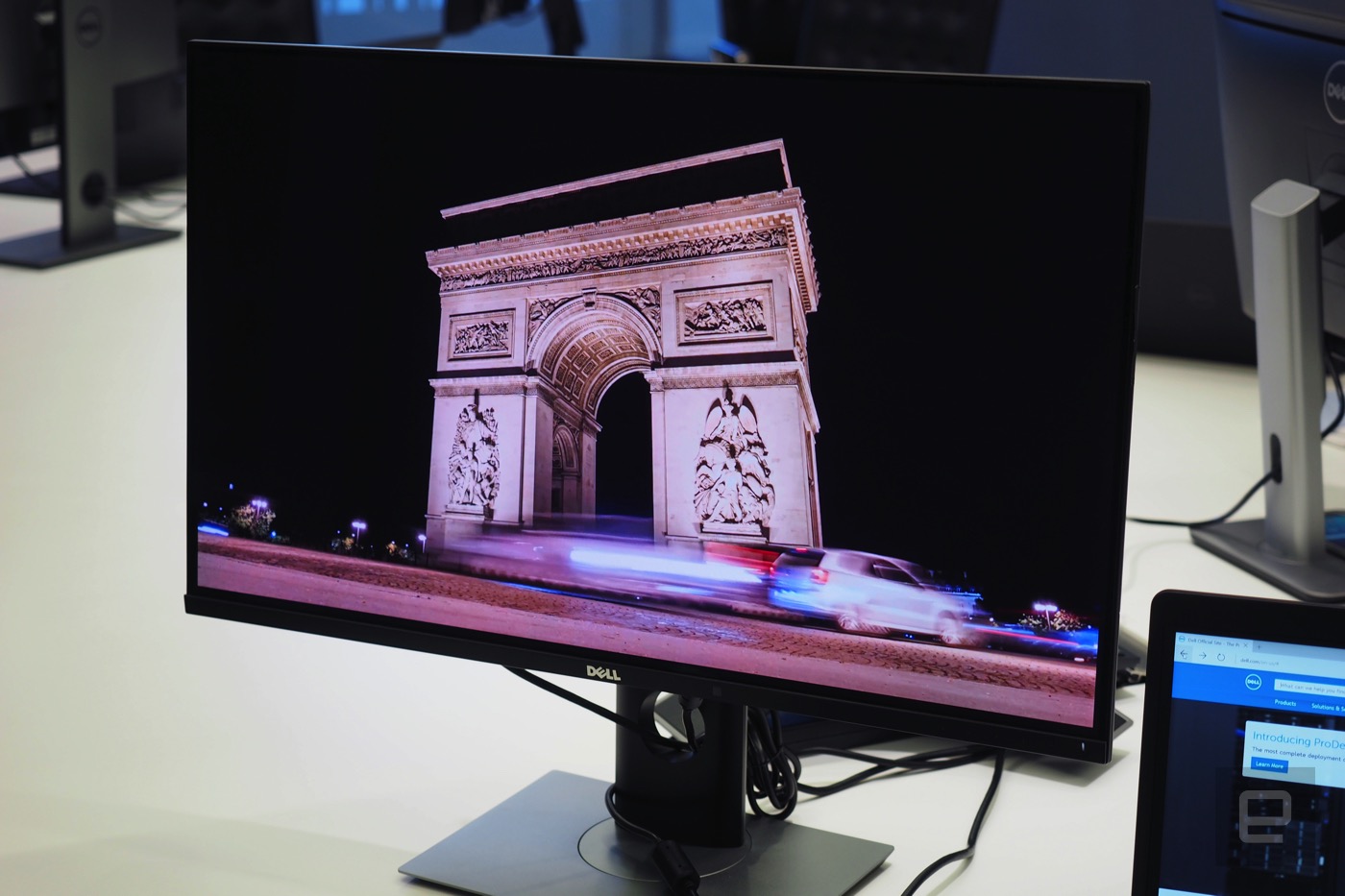 戴爾今年最「吸睛」的產(chǎn)品，是一臺(tái) 4K OLED 屏幕