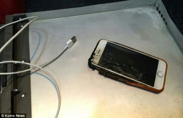 嚇死寶寶！iPhone 6飛機上突然起火 火焰20厘米高