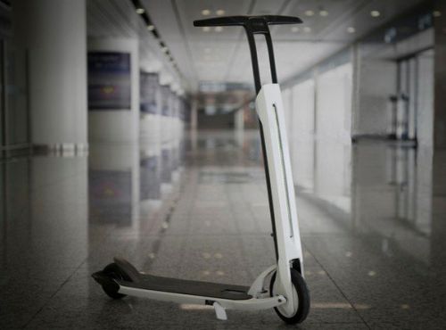 真是超級(jí)方便！這款電動(dòng)滑板車(chē)還可以邊踩邊充電