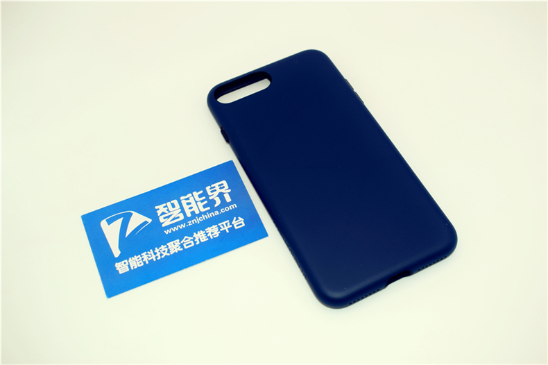 帶上套的蘋果手機可以當籃球？犀牛盾防摔背蓋保護殼體驗
