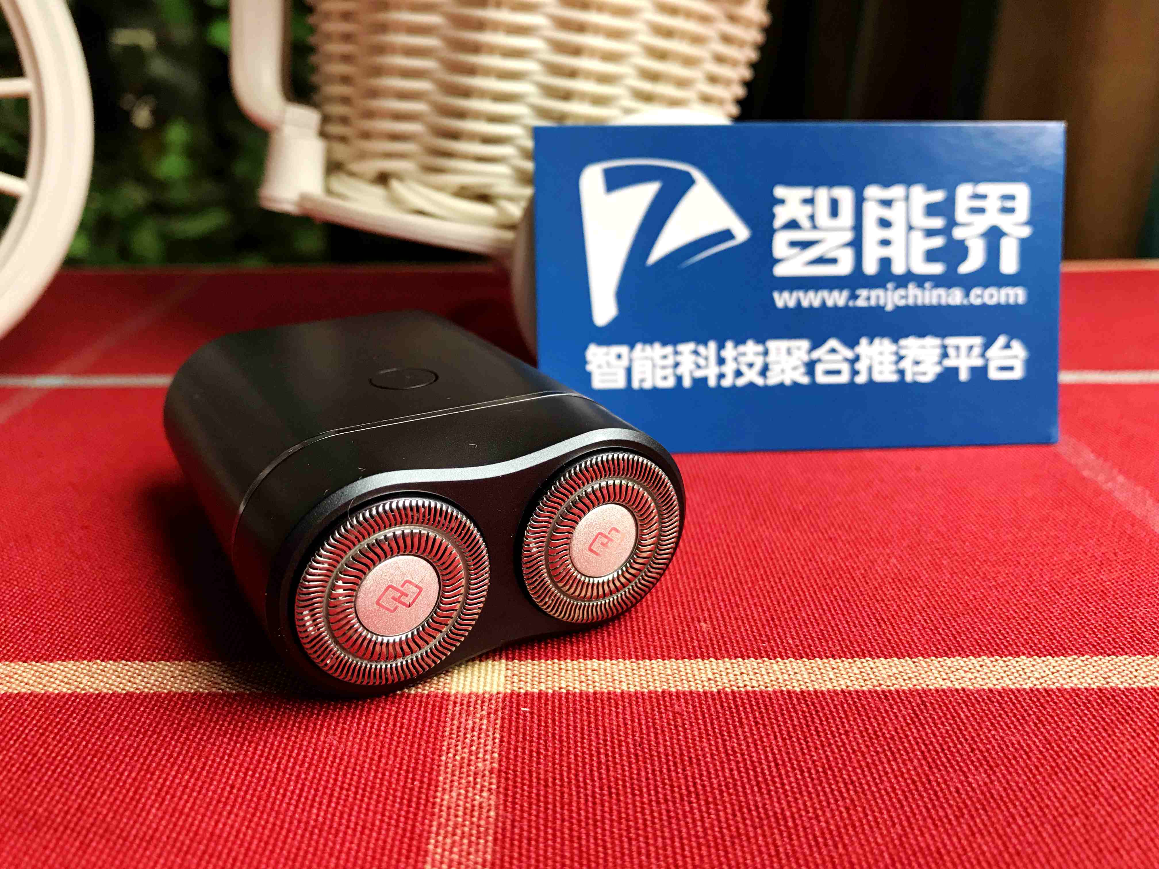 小巧便攜卻性能強(qiáng)大——煥醒YTS100電動(dòng)剃須刀簡(jiǎn)評(píng)