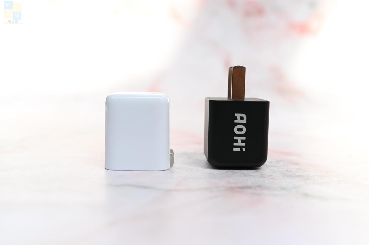 小巧精致的充電器，30W功率兼容更全面，AOHI 30W充電頭上手