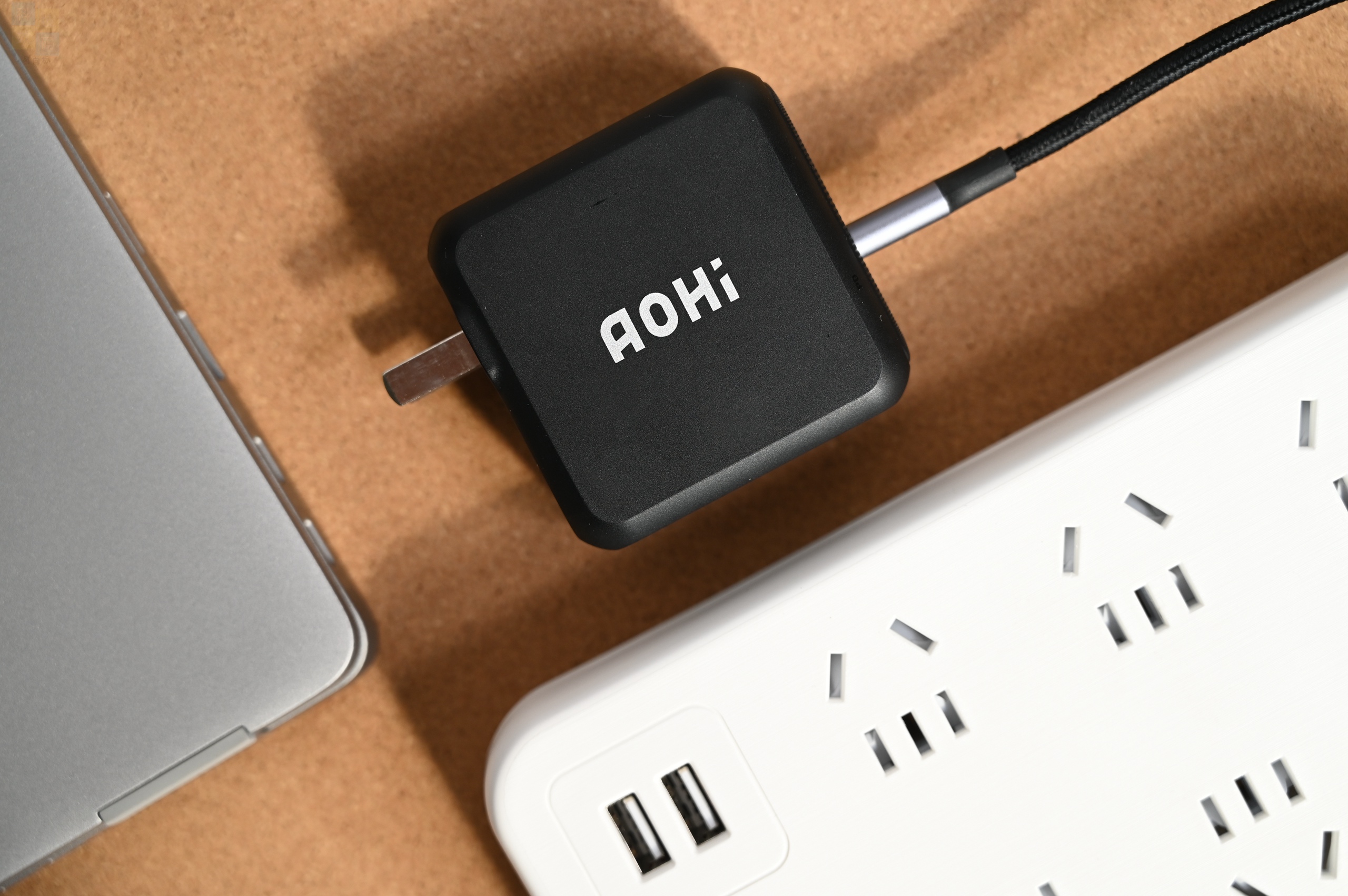 小巧精致的充電器，竟擁有100W的澎湃動(dòng)力，AOHi 100W PD充電器上手