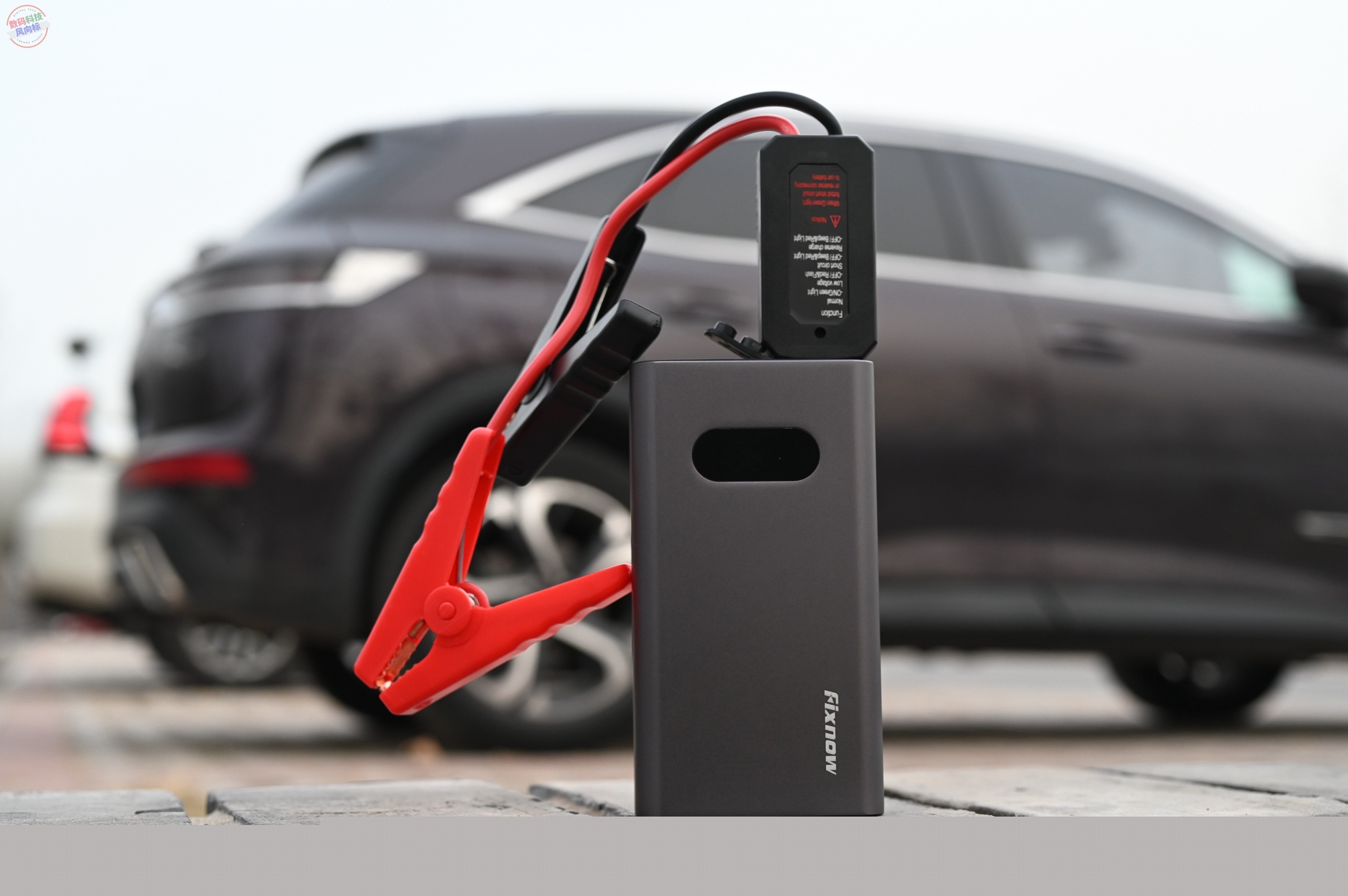 專治油車沒電的應(yīng)急電源，緊急啟動(dòng)還能給手機(jī)充電