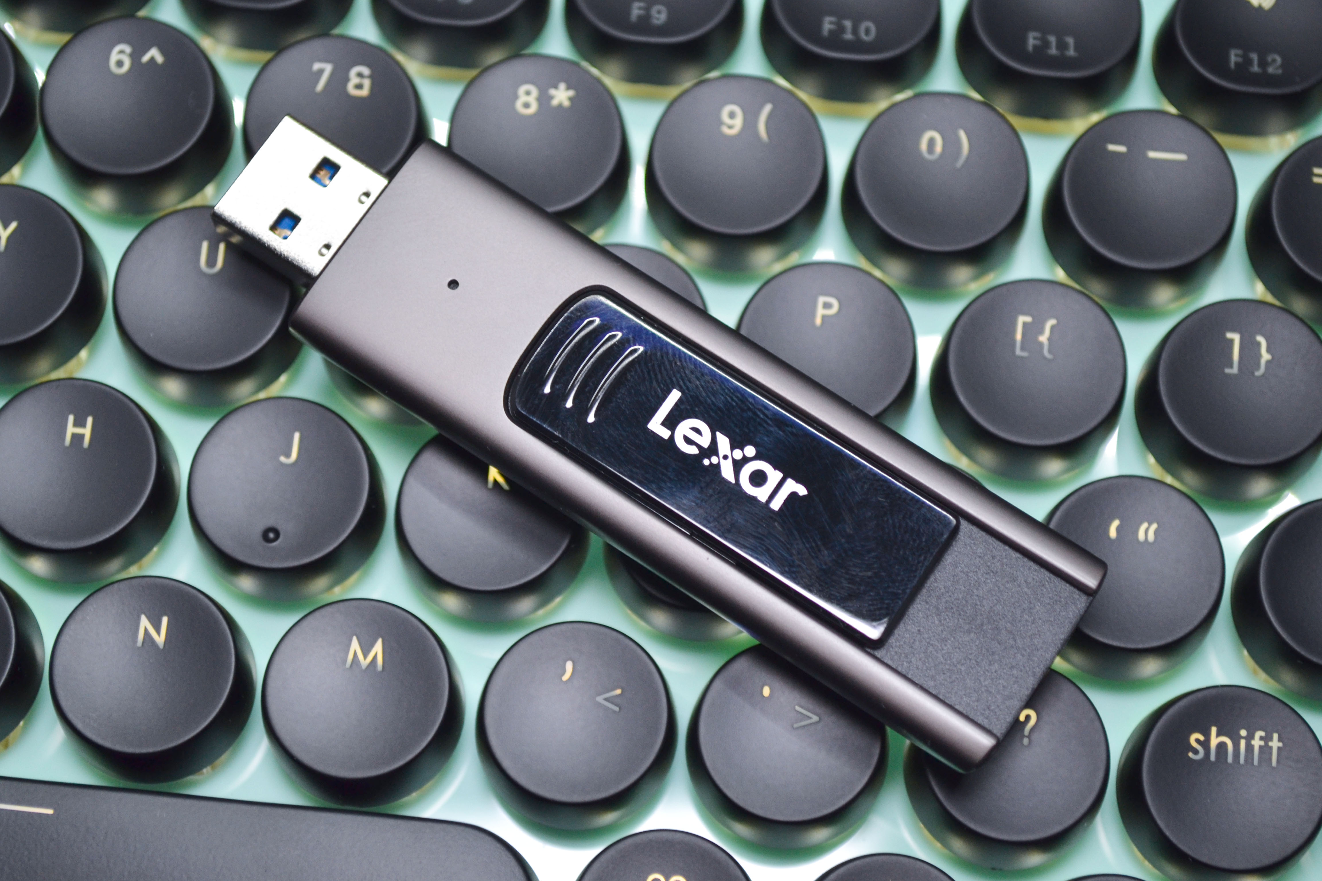 又快又安全的優(yōu)盤它來(lái)了 真材實(shí)料雷克沙 M900 USB3.1 Gen1 U盤