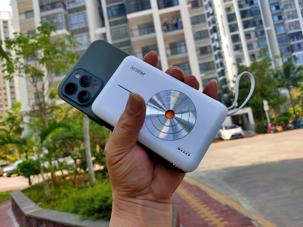 外出攜帶西圣PB無線充電寶，前途就是詩和遠方