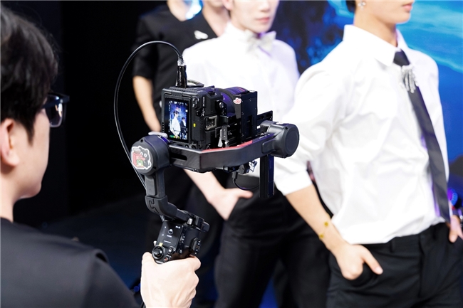 佳能EOS C50 團(tuán)播首秀驚艷無(wú)憂之夜，明星感直播助推流量破百億