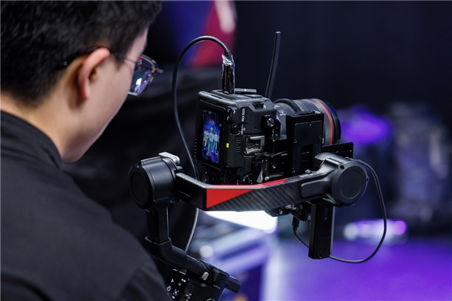 佳能EOS C50 團(tuán)播首秀驚艷無(wú)憂之夜，明星感直播助推流量破百億