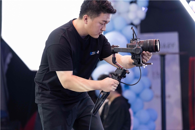 佳能“佳直播”攜手時拍傳媒，開啟明星感團(tuán)播時代